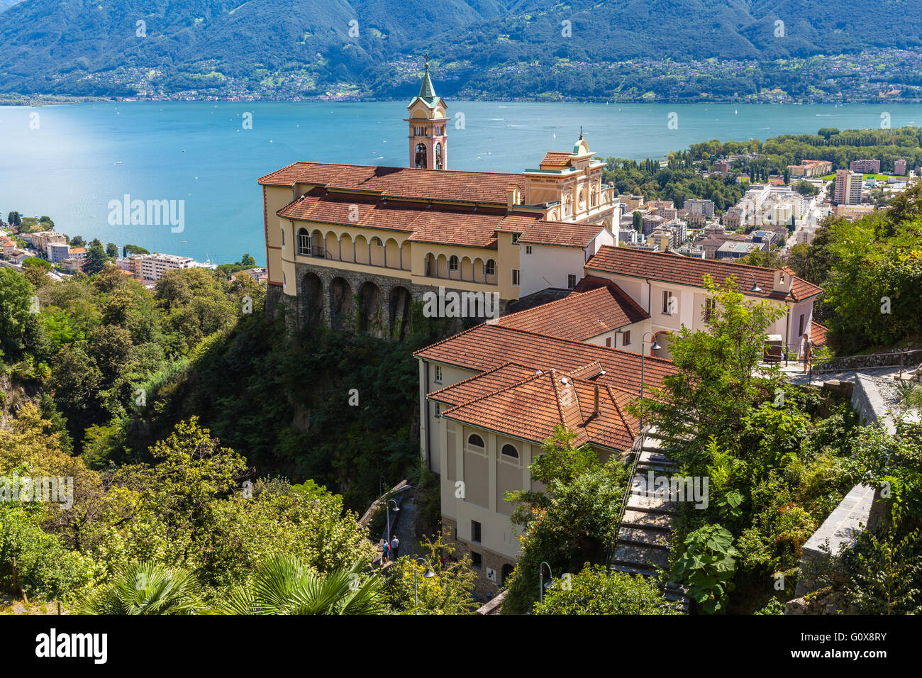 Ansicht der Madonna del Sasso Church über der Stadt Locarno und den Lago Maggiore im Tessin, Schweiz Stockfoto