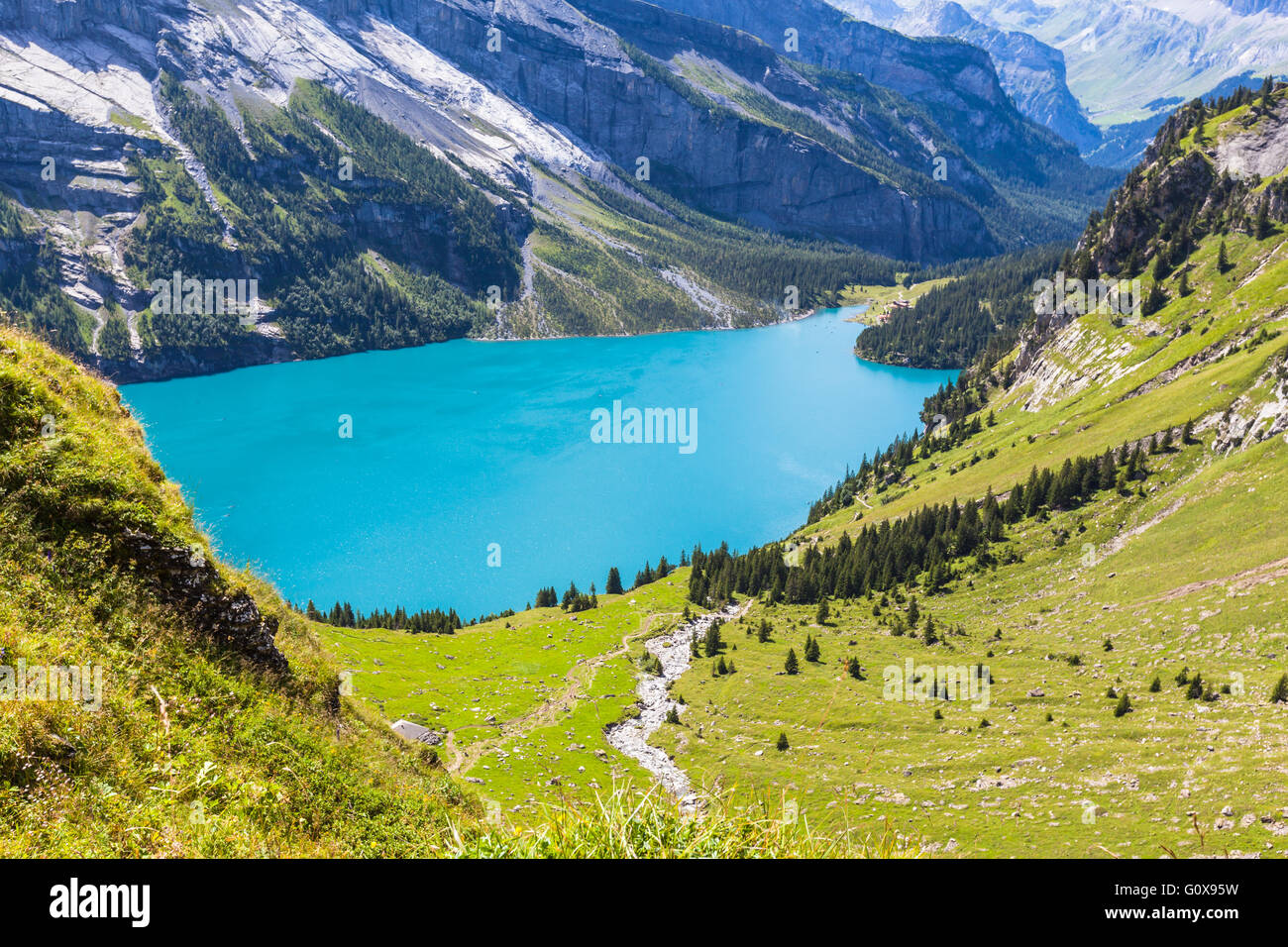 Blick auf den Oeschinensee (Oeschinensees See) in der Nähe von Kandersteg im Berner Oberland in der Schweiz. Stockfoto