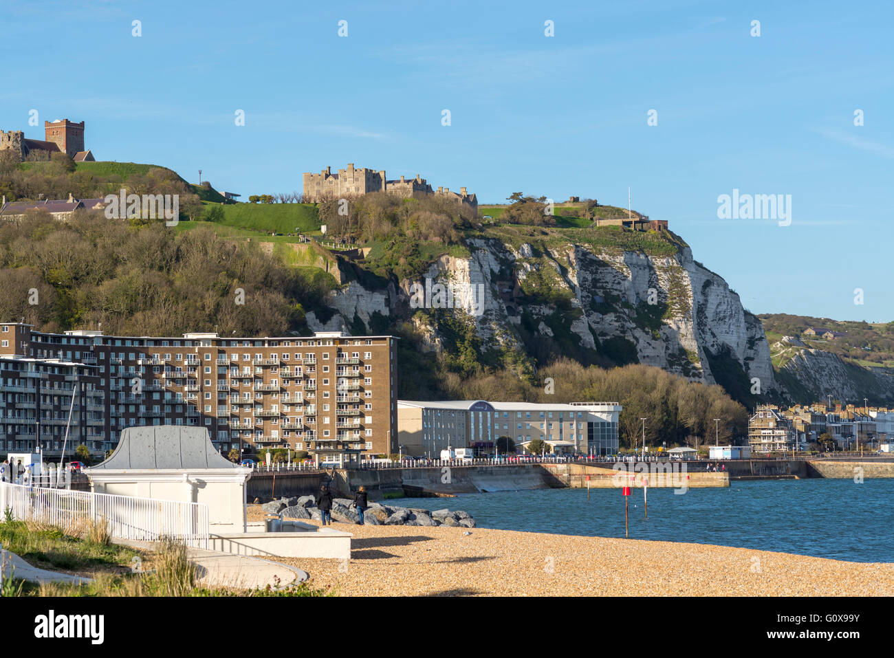 Ansicht von Dover Castle von Dover Beach Stockfoto