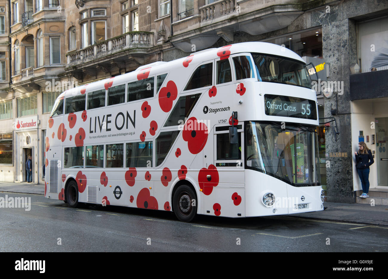 Eine neue Routemaster für London dekoriert für die 2015 Mohn Beschwerde von Stagecoach London im Auftrag von Transport for London betrieben Stockfoto