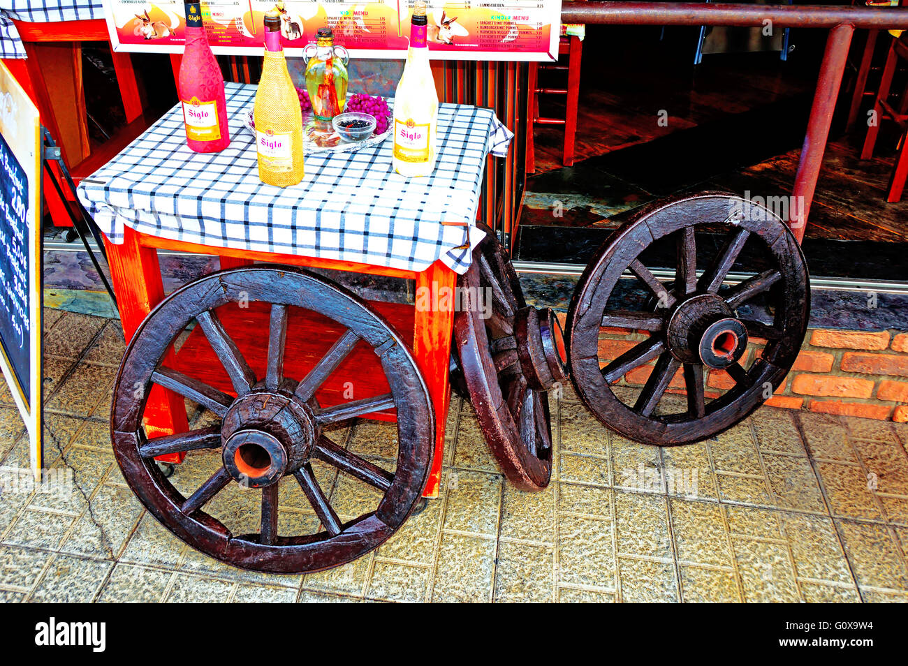 Lanzarote Arrecife Puerto del Carmen Café Tafelwein verwitterte Wagenräder Stockfoto