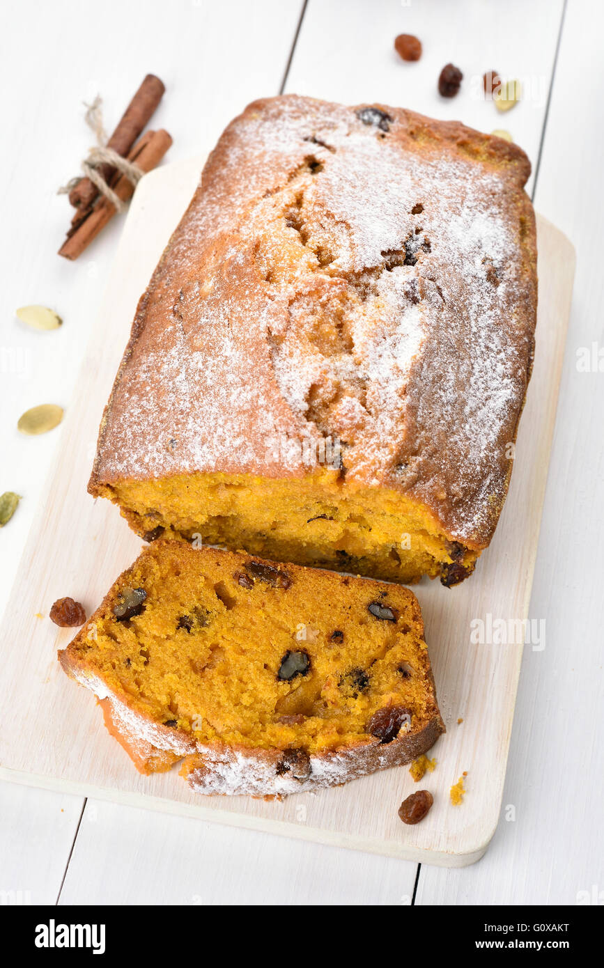 Kürbisbrot Brot mit Nüssen, Rosinen und Zimt, Scheibe Brot im Fokus Stockfoto