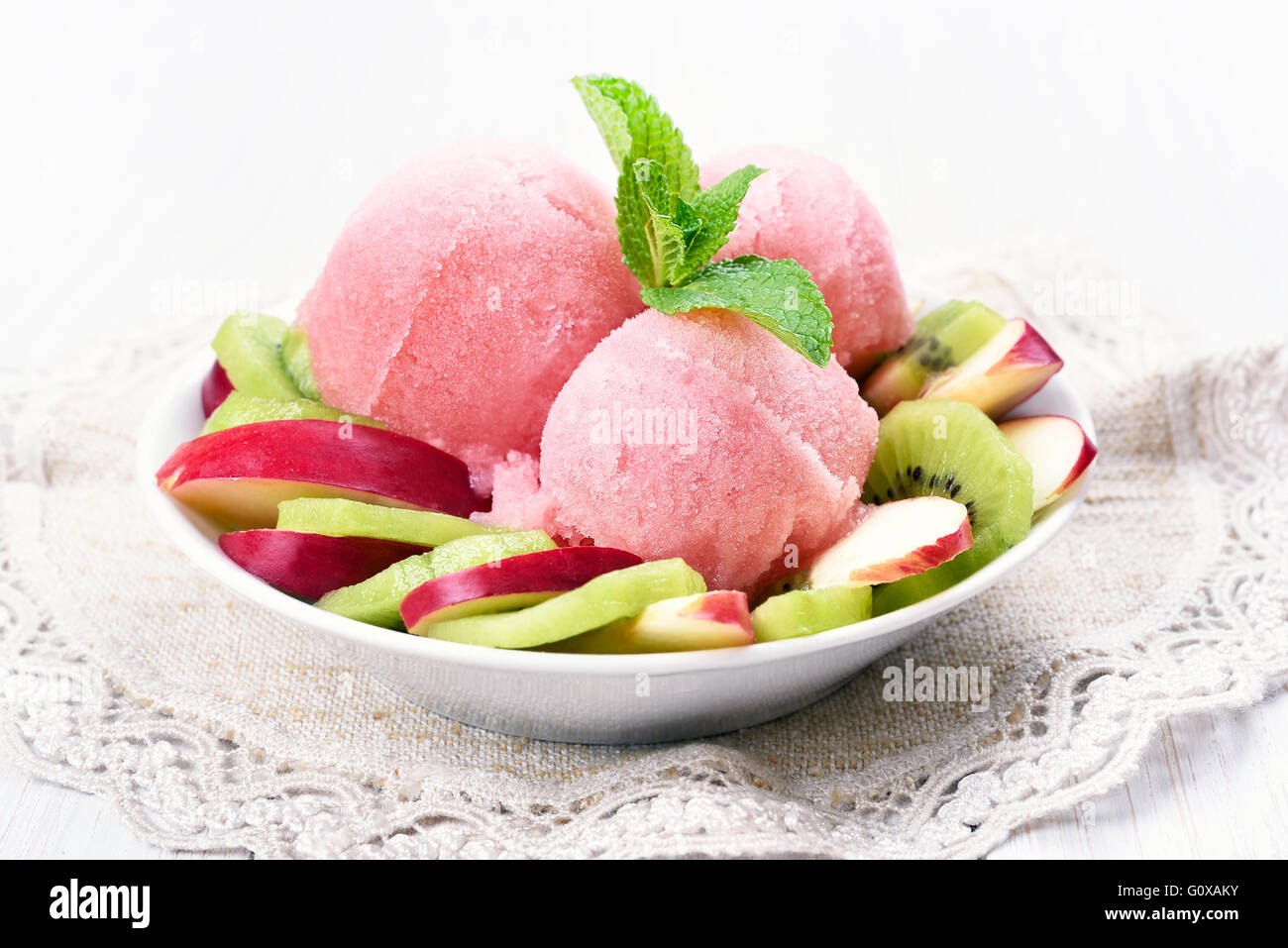 Wassermelonen-Eis und FRUCHTSCHEIBEN in Schüssel Stockfoto