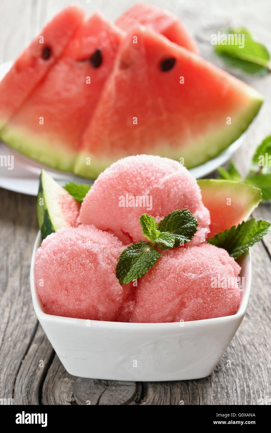 Wassermelone-Sorbet in Schüssel auf hölzernen Hintergrund Stockfoto