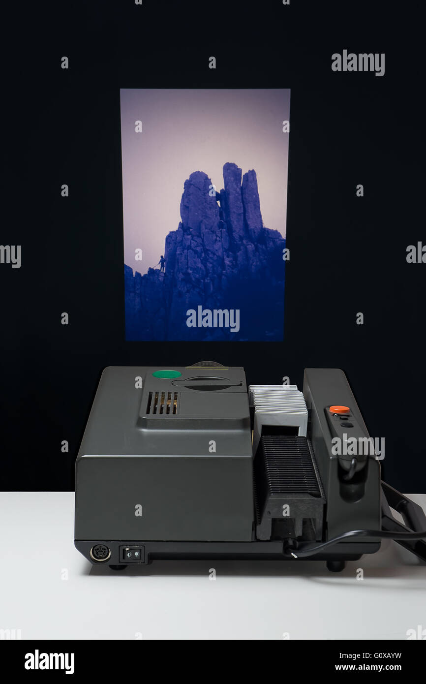 alten Dia-Projektor, der an die Wand projiziert Stockfoto