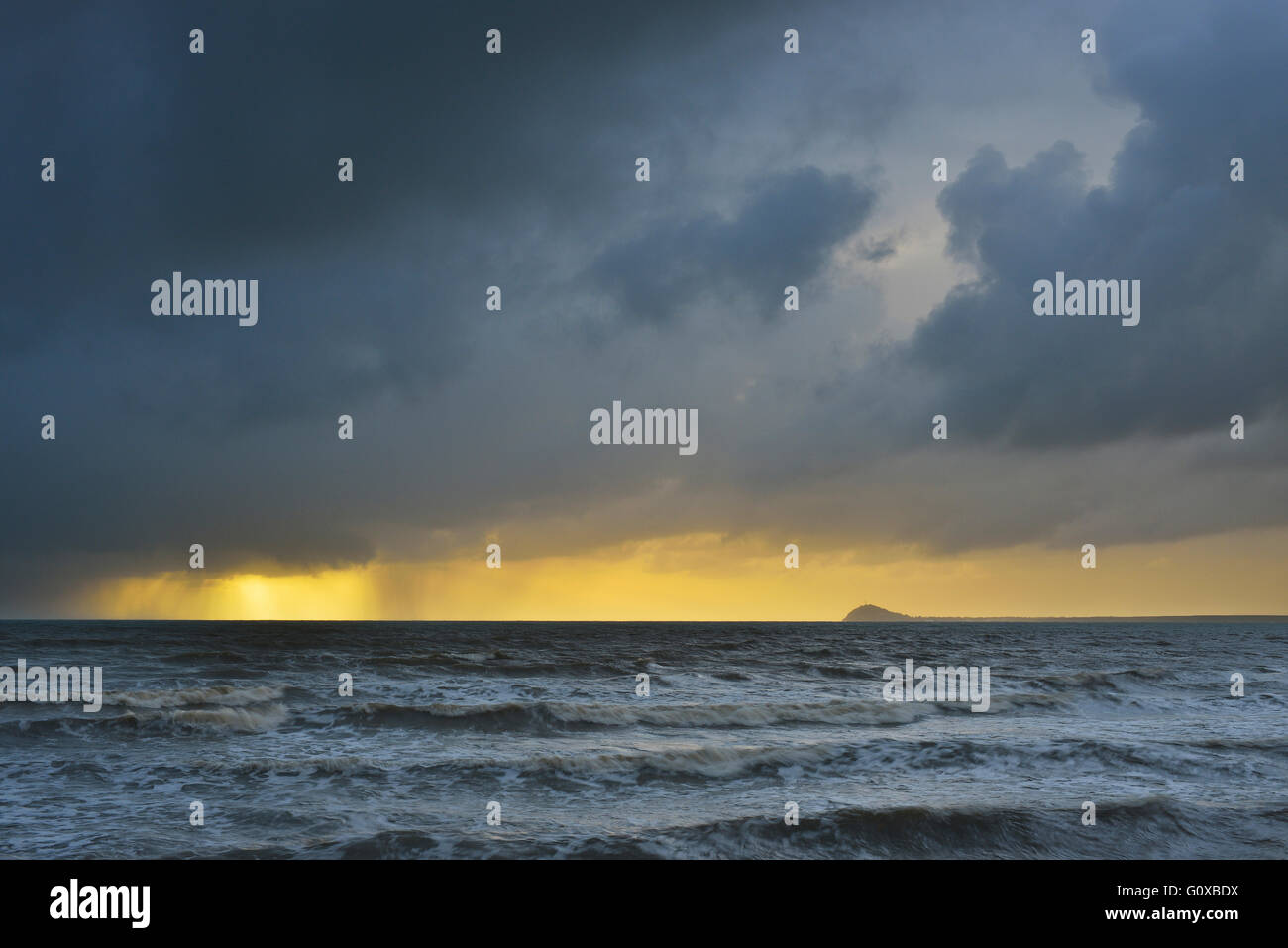 Ocean mit Gewitterwolken bei Sonnenaufgang, Newell Beach, Newell, Queensland, Australien Stockfoto