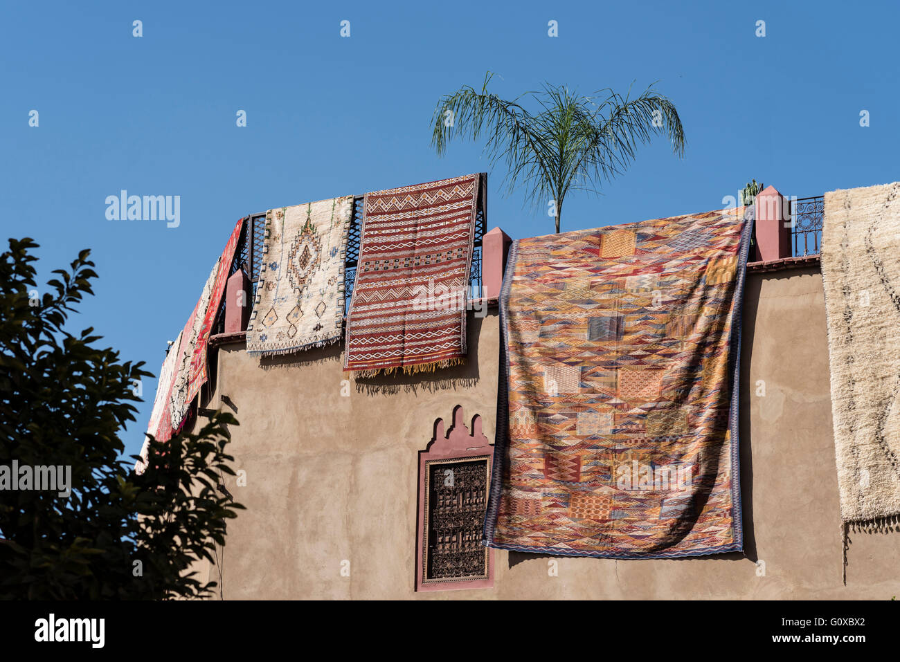 Teppiche hängen vom Dach, Marrakesch, Marokko Stockfoto