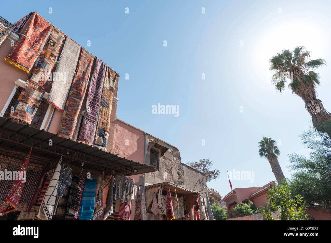 Teppiche hängen vom Dach, Marrakesch, Marokko Stockfoto