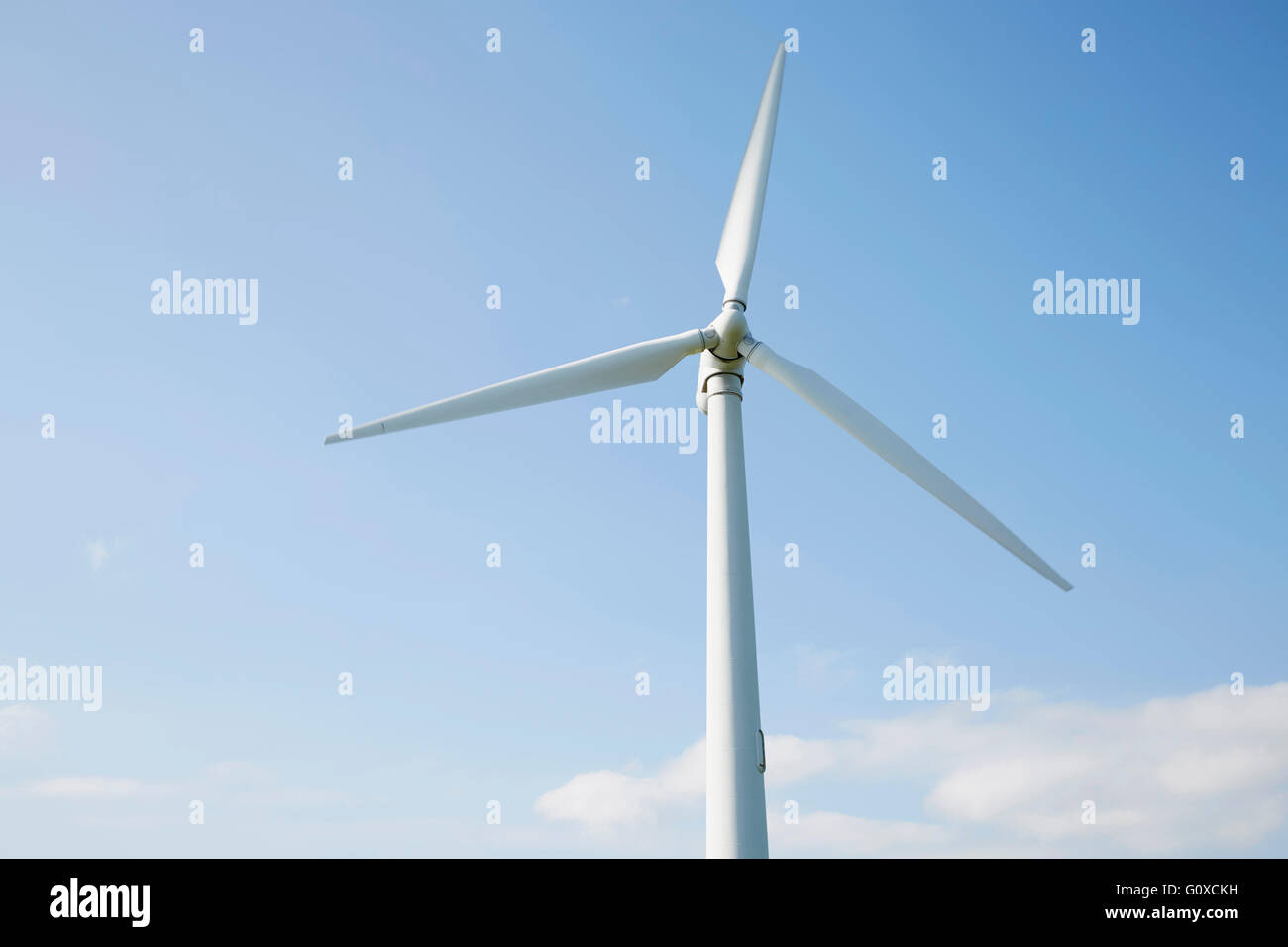 Windturbine mit blauem Himmel, Sonderborg, Syddanmark, Dänemark Stockfoto