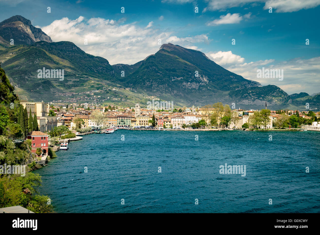 Panorama des wunderschönen Gardasees umgeben von Bergen in Riva del Garda, Italien. Stockfoto