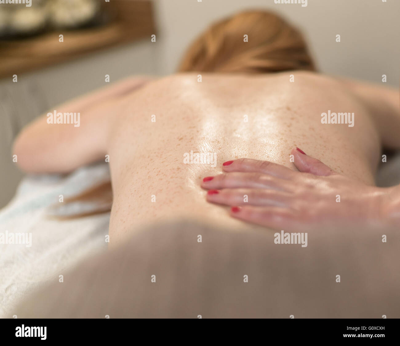 Detail einer entspannenden Massage im Spa. Stockfoto