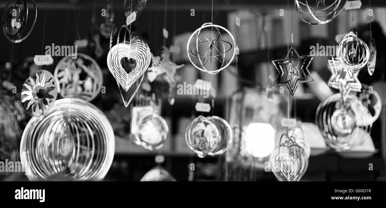 Glänzend silberne Dekorationen hängen auf dunklem Hintergrund. Stockfoto