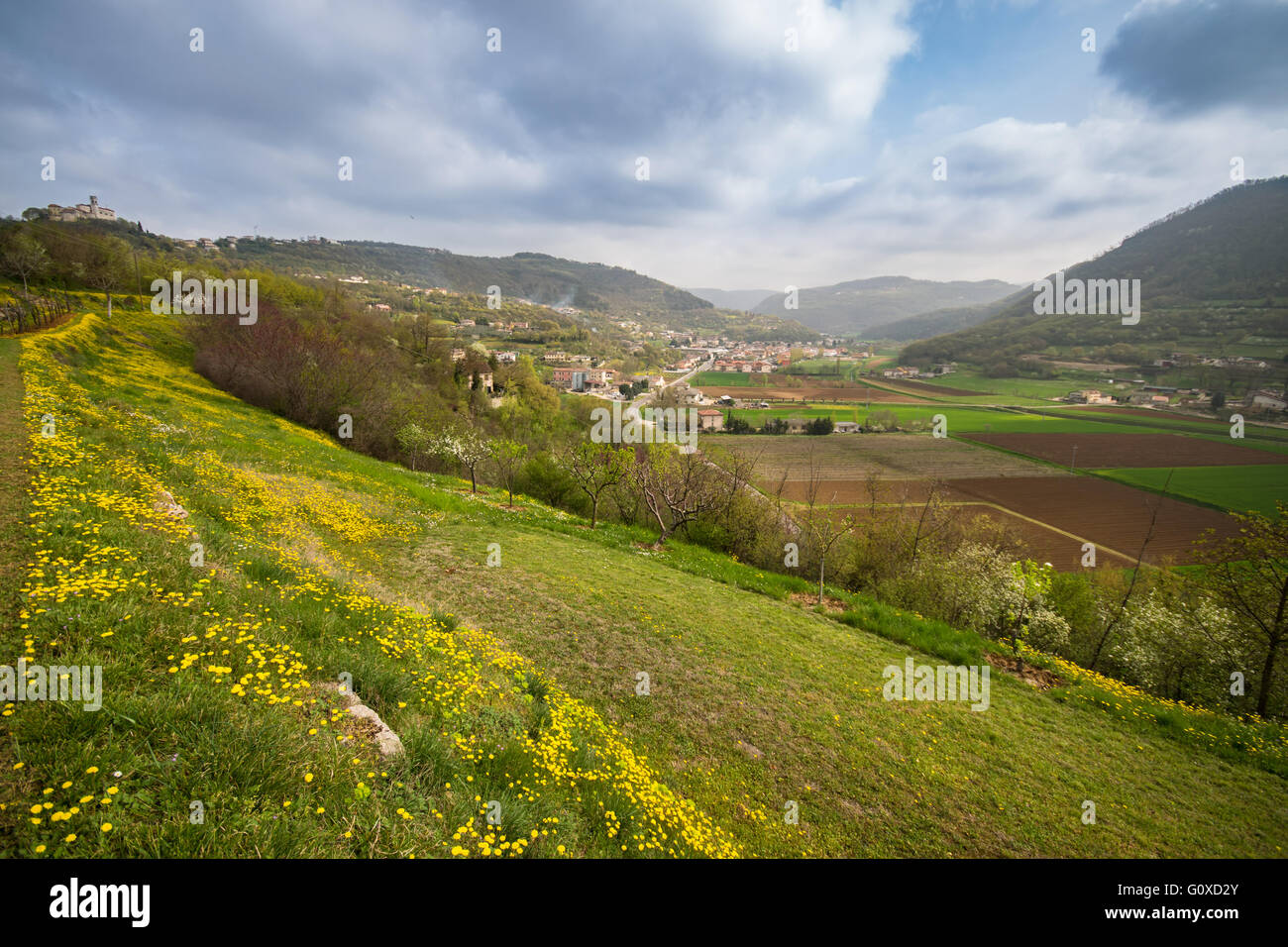 Blühender Frühling in der wunderbaren italienischen Hügel. Stockfoto