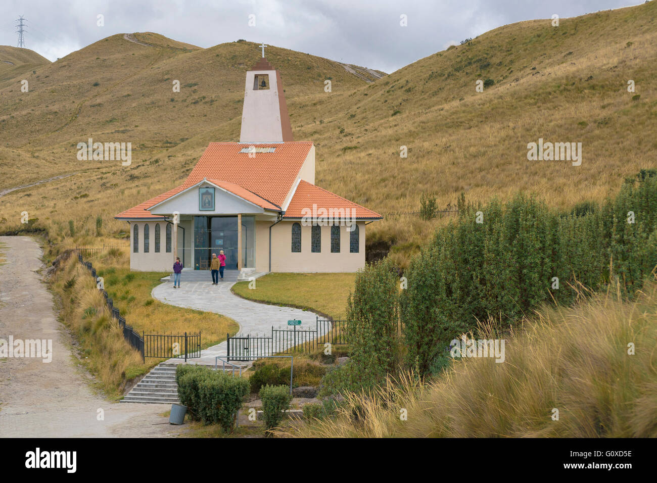 Moderne kleine Kapelle auf Land in den Pfad der touristischen Tour am Pichincha Vulcano in Quito, Ecuador Stockfoto