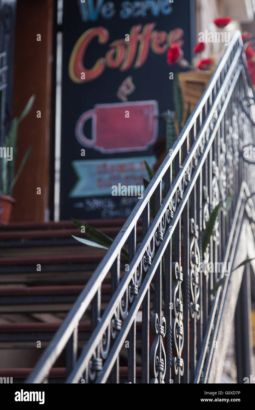 Metalltreppen und Zeichen zu verkaufen wir Kaffee Stockfoto Metalltreppen und Zeichen zu verkaufen wir Kaffee Stockfoto