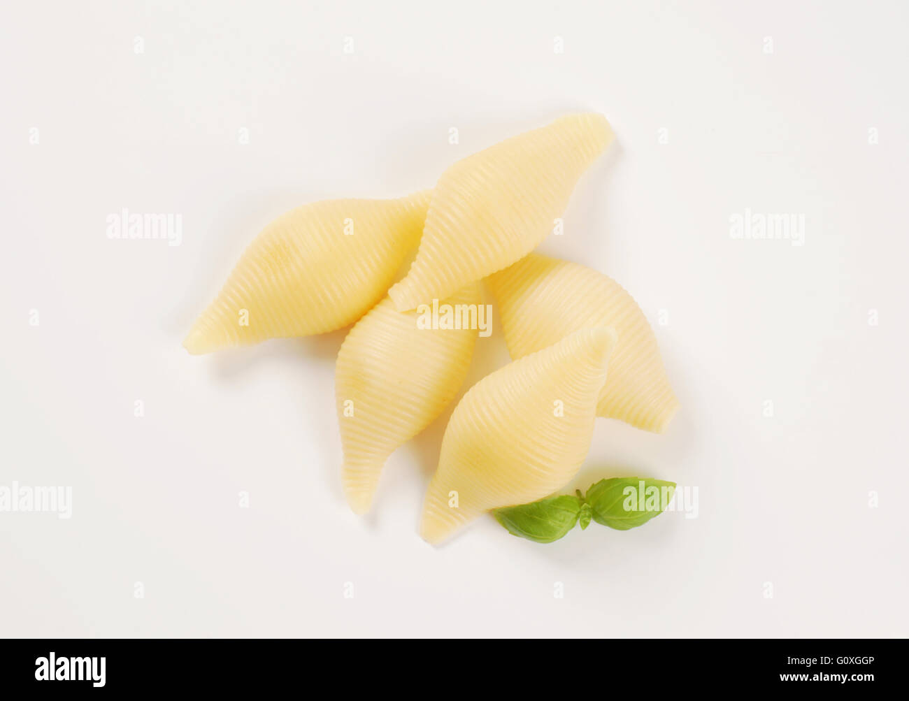 Haufen von gekochten Nudeln Muscheln auf weißem Hintergrund Stockfoto
