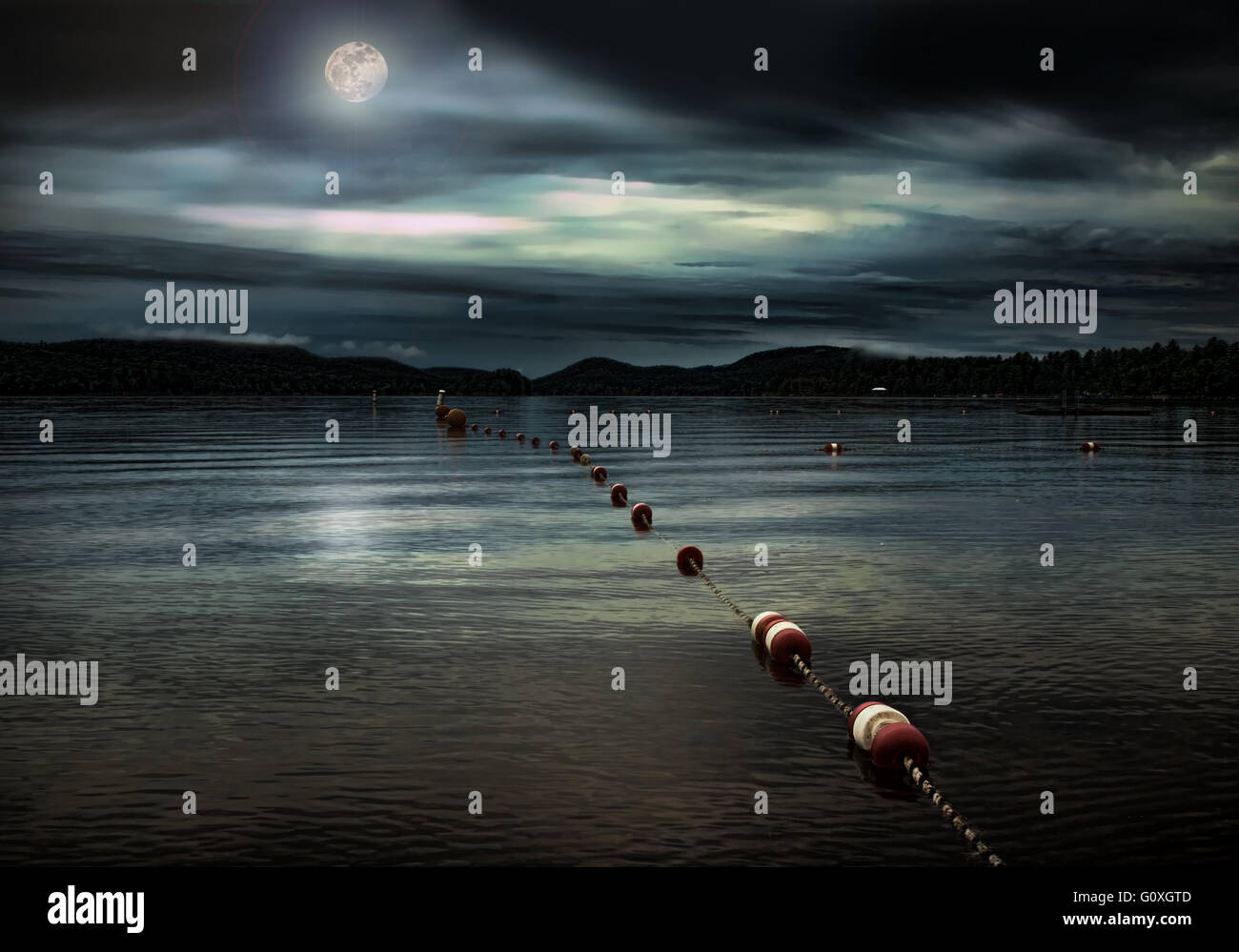 Mond über Strand und Bojen Stockfoto