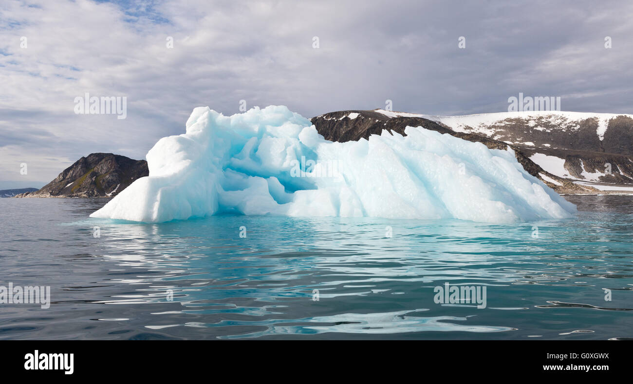 Eisberg in den Gewässern zwischen Martensoya und Phippsoya, Teil der 7 Inselgruppe, Svalbard Stockfoto