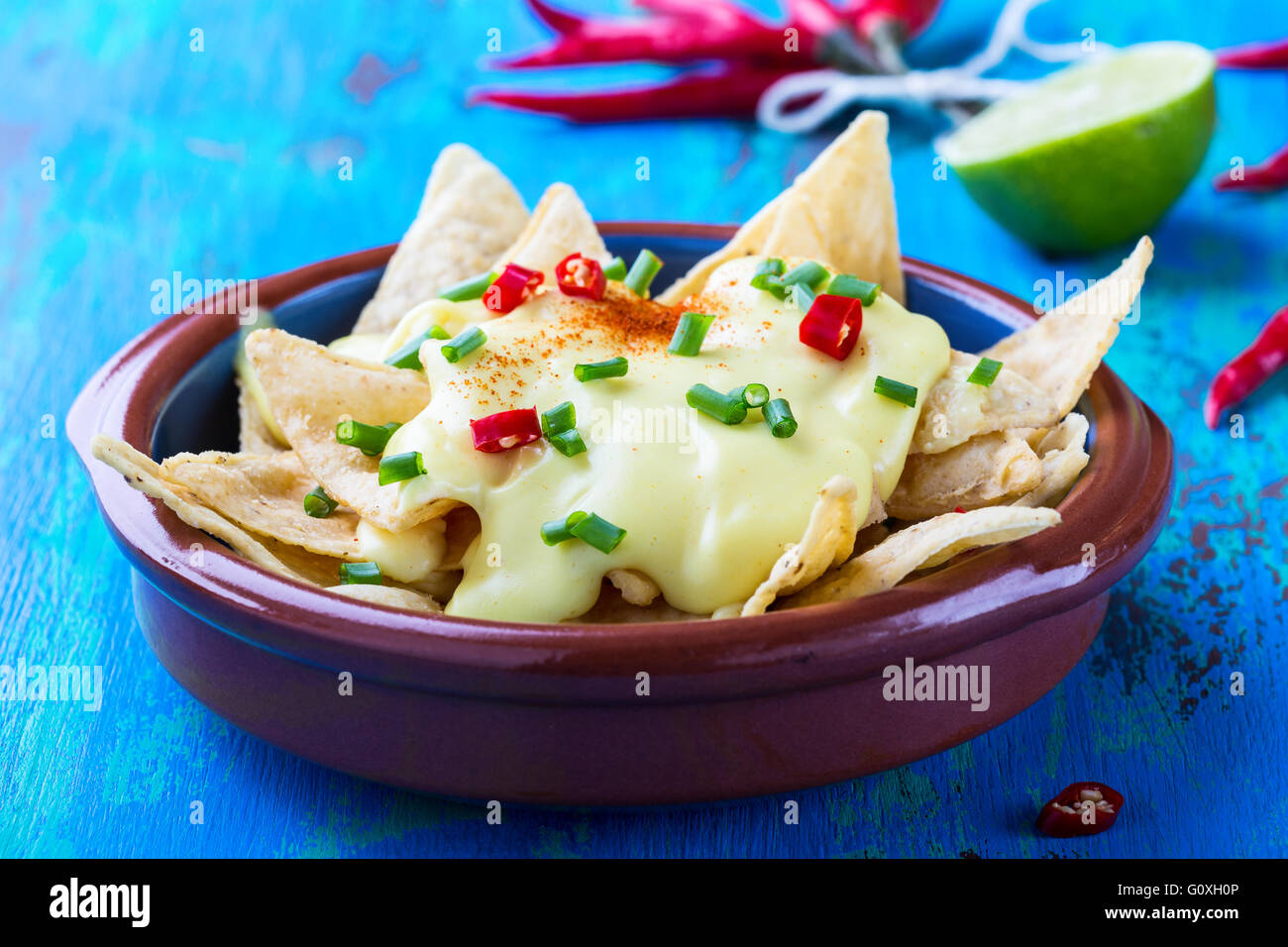 Nachos mit hausgemachten Käse-Sauce, Tex-Mex-Gericht perfekt für Fußball zu naschen Stockfoto