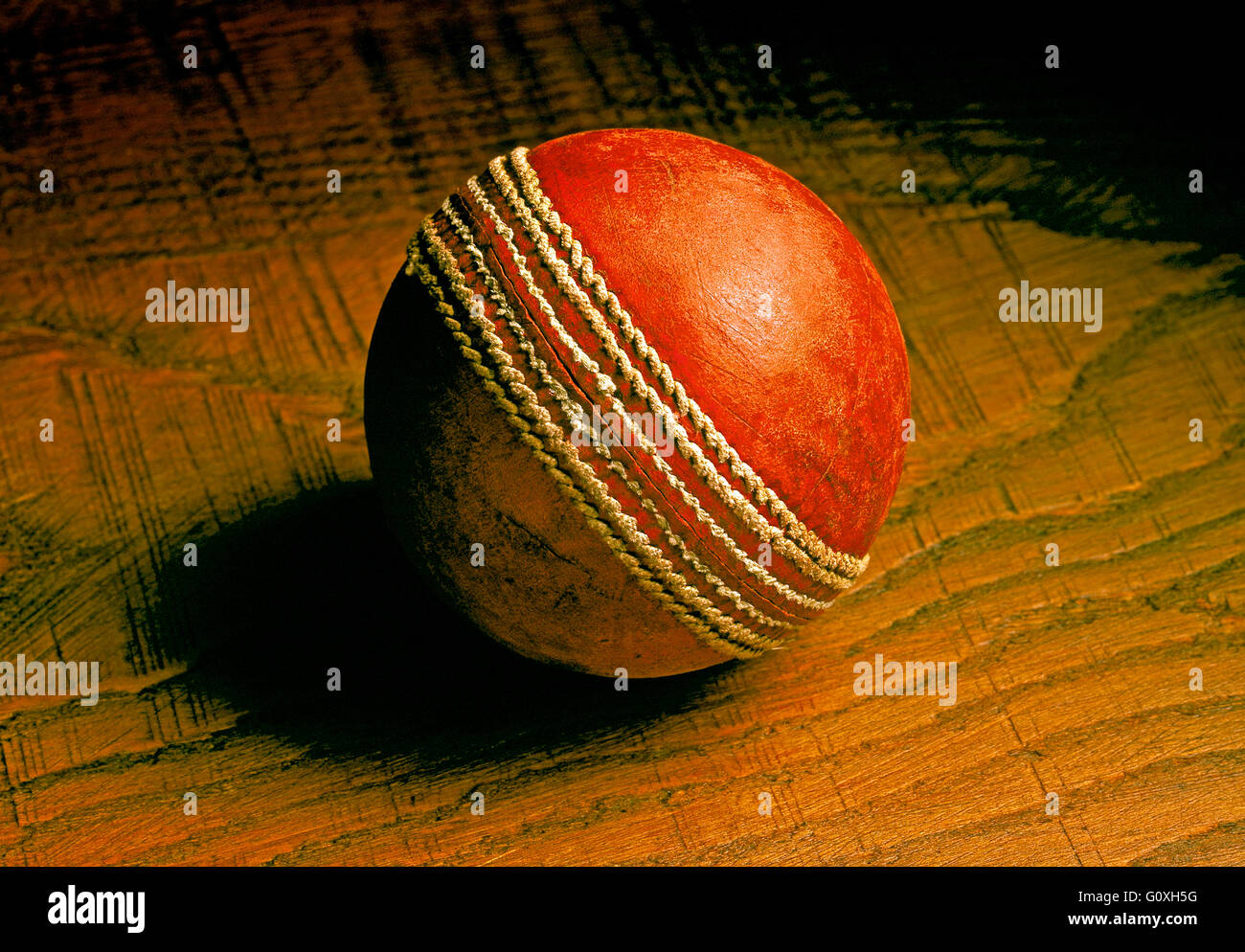 Kricket Kugel rot Leder alten und gebrauchten Cricketball Stockfoto