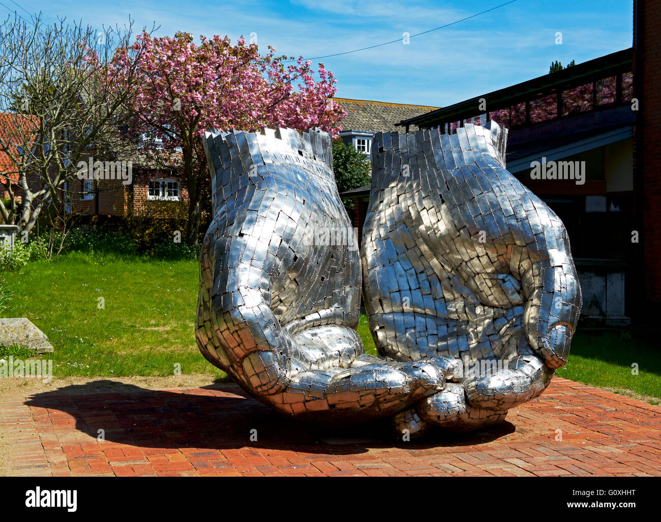 -Die Hände - Skulptur des Künstlers Rick Kirby in Woodbridge, Suffolk, England UK Stockfoto