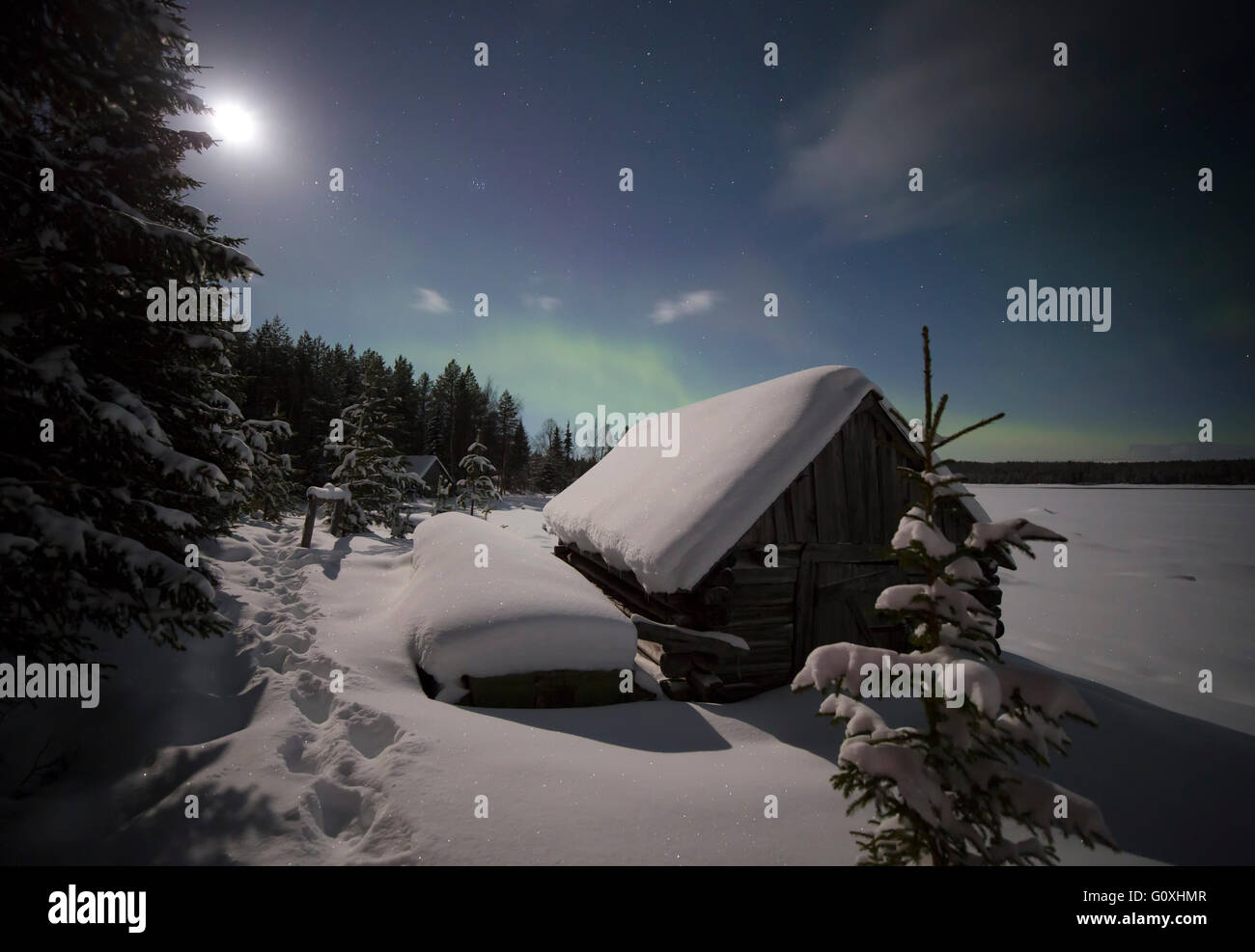 Haus im Dorf die Lichter von Mond und Aurora Borealis. Nordkarelien. Russland. Stockfoto