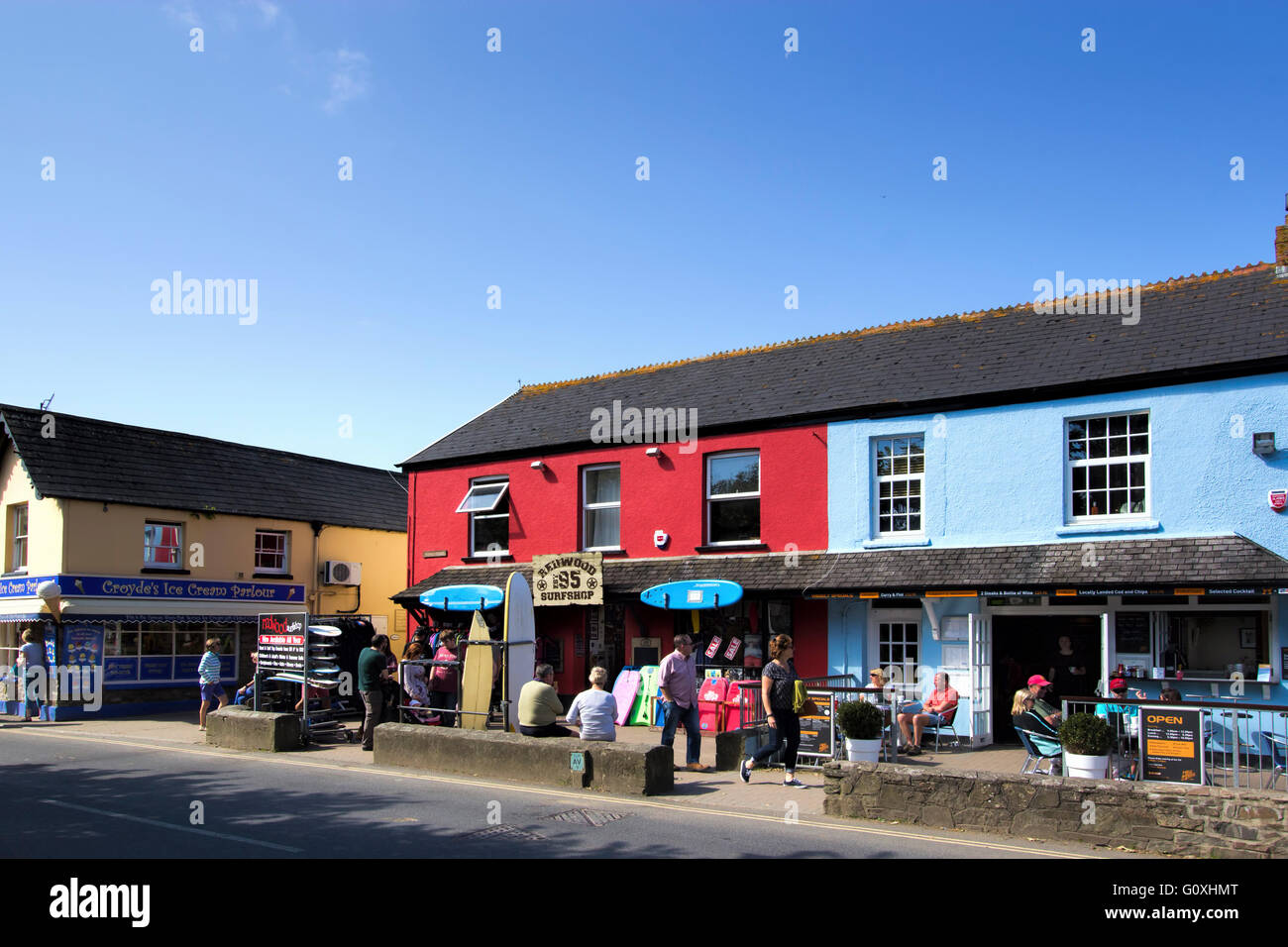 Einige der Geschäfte im Croyde Village in der Nähe von Croyde Bay, North Devon, England, UK Stockfoto