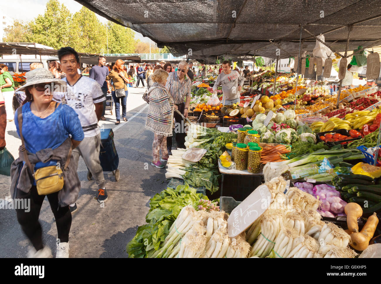 Menschen beim Einkaufen in der Lebensmittel-Markt für Obst und Gemüse, Marbella Markt, Andalusien Spanien Europa Stockfoto