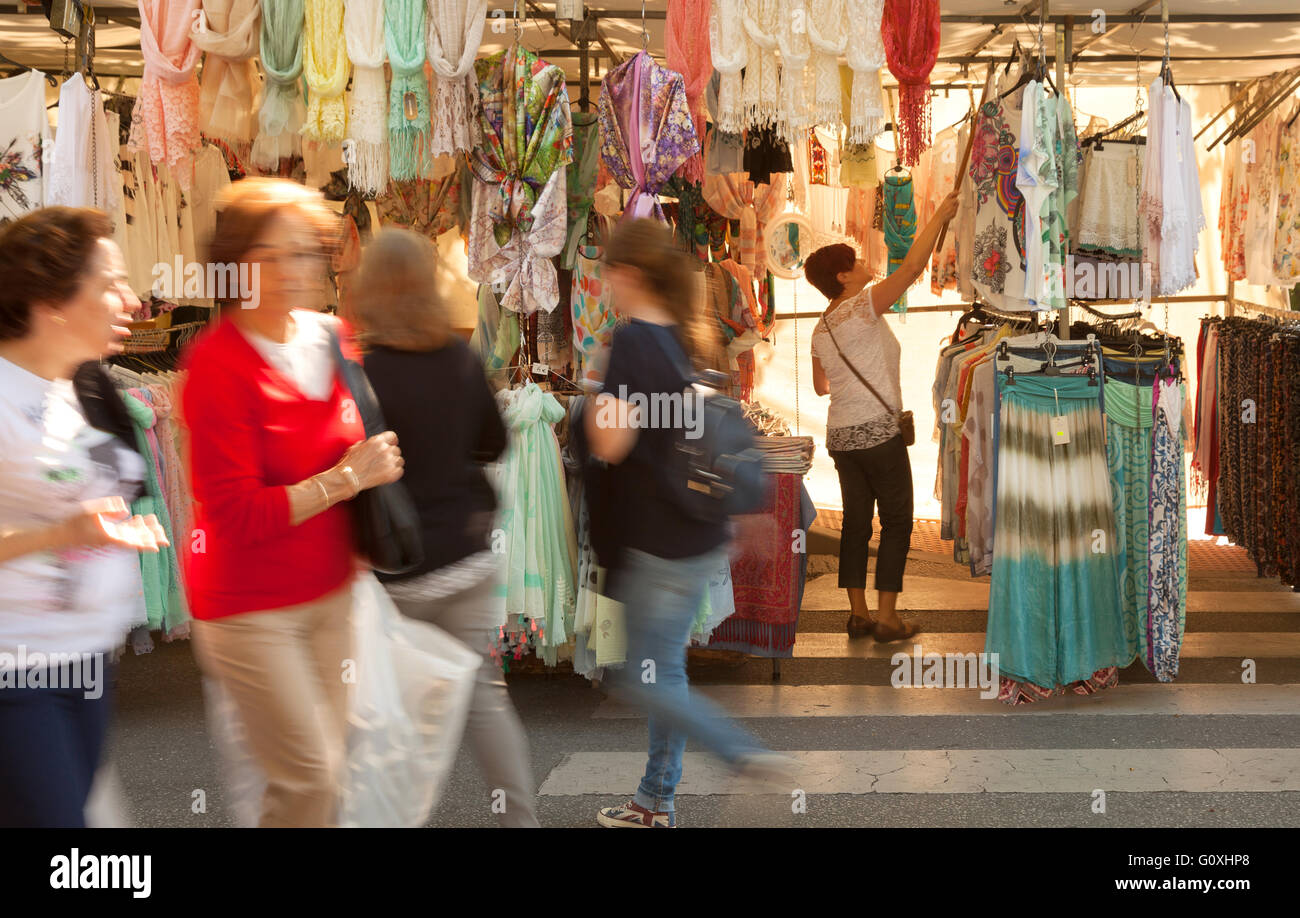 Marbella markt Kleidung Stall, Marbella, Costa del Sol, Andalusien Spanien Europa Stockfoto