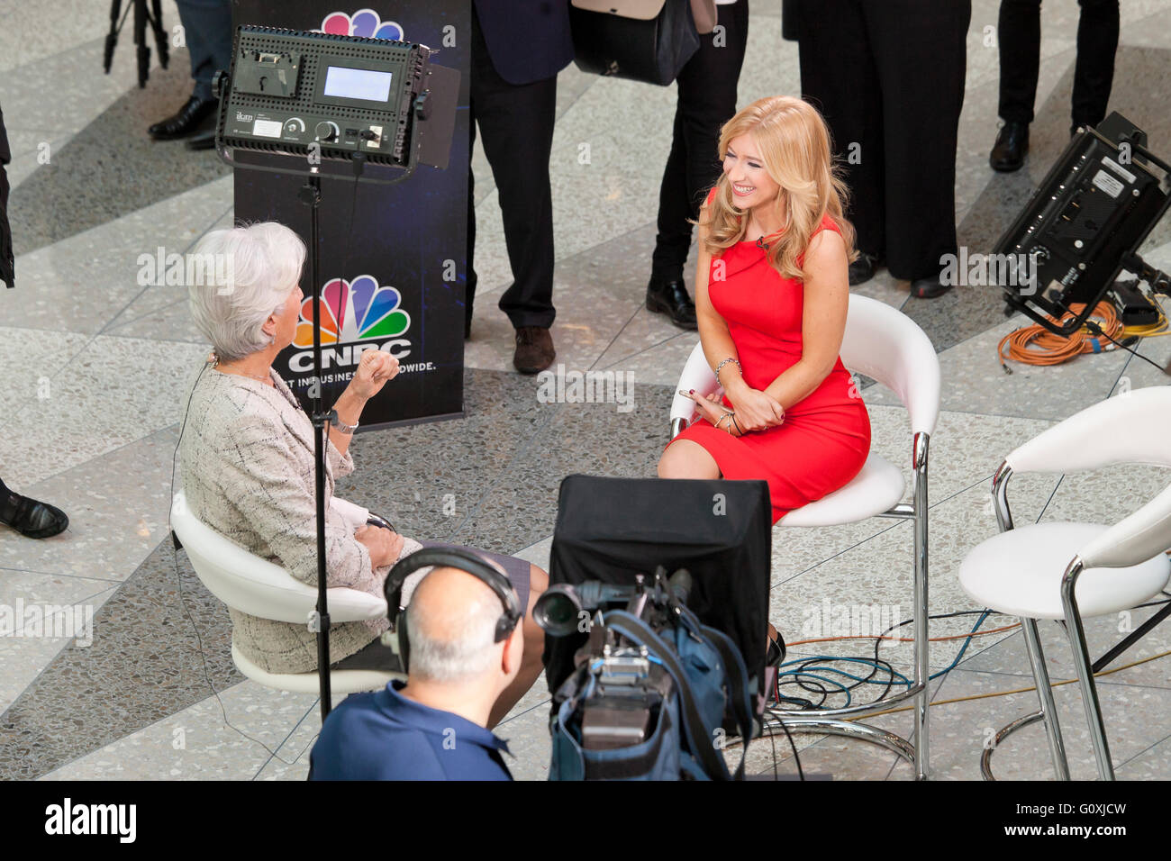 Sara Eisen von CNBC News interview Satz von Christine Lagarde,  geschäftsführender Direktor des IWF - USA Stockfotografie - Alamy