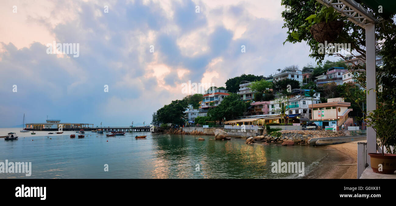 Yung Shue Wan Main Street auf der Strandpromenade, Lamma Island, Hong Kong, China. Stockfoto