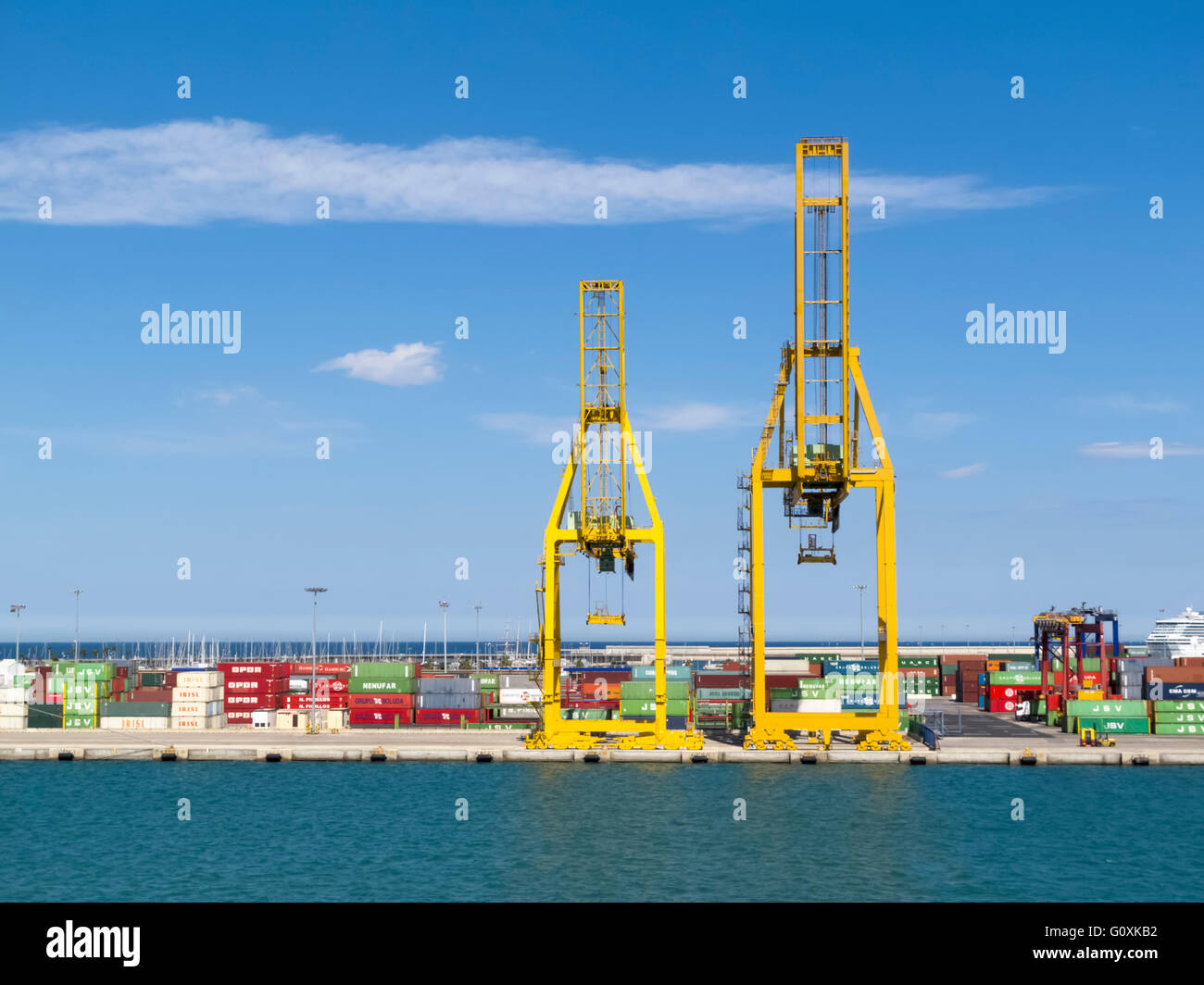 Containerbrücken auf einem Dock in Valencia, Spanien Stockfoto