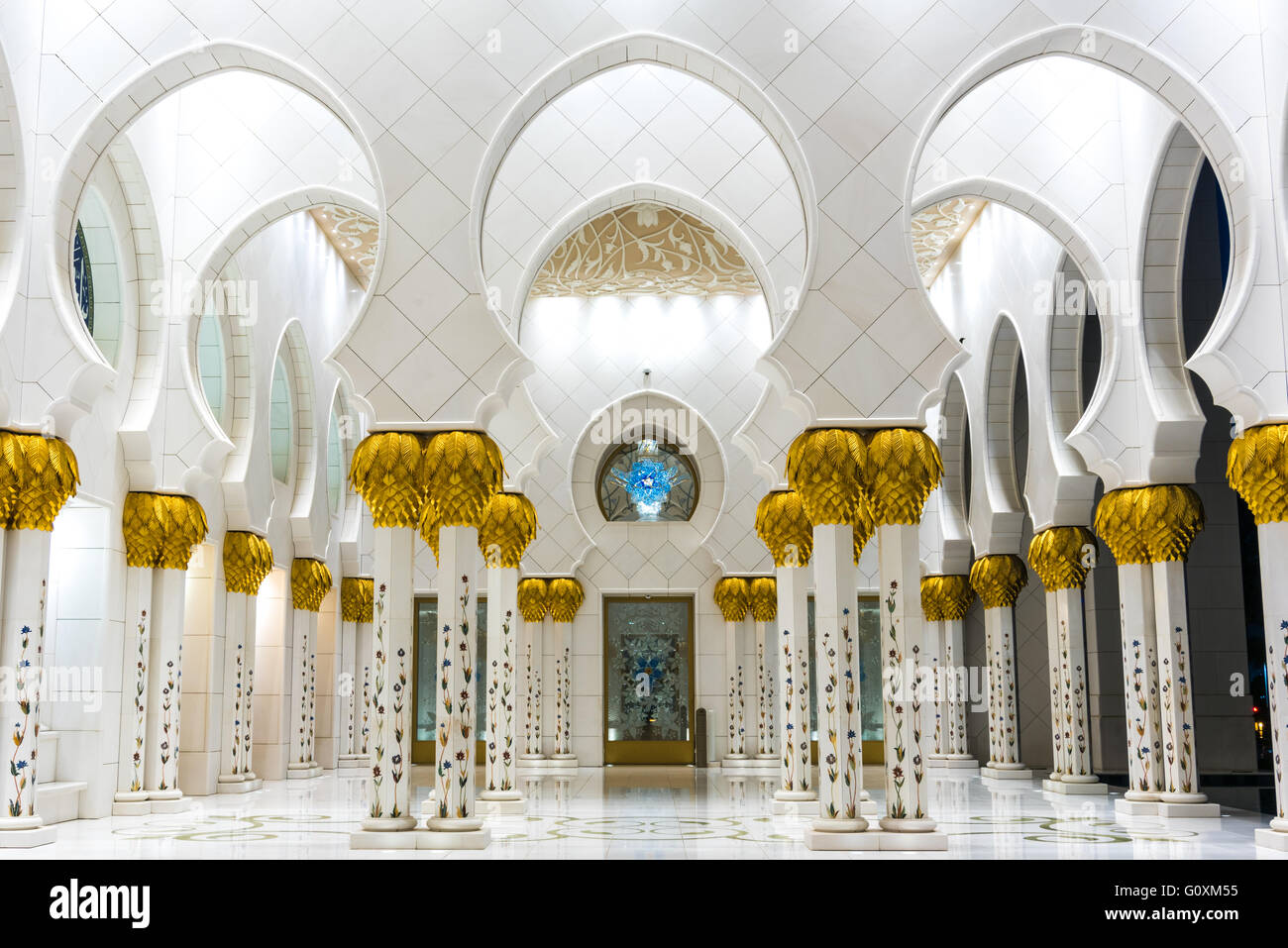 Weiße Marmorsäulen der Scheich-Zayid-Moschee, Abu Dhabi Stockfoto