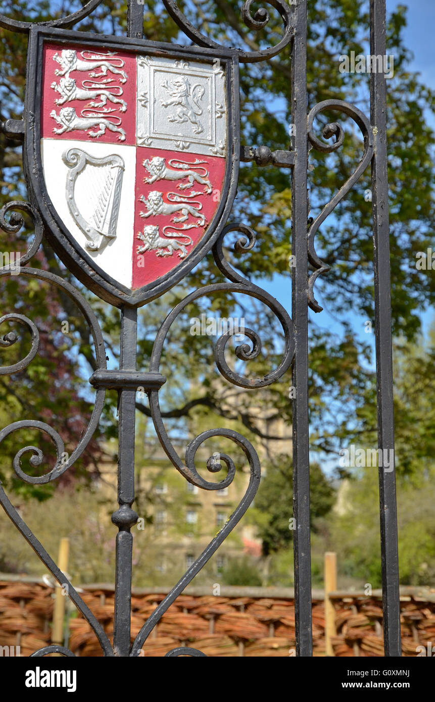 Ein Tor am Christ Church College, Oxford, die Darstellung eines Wappens Stockfoto