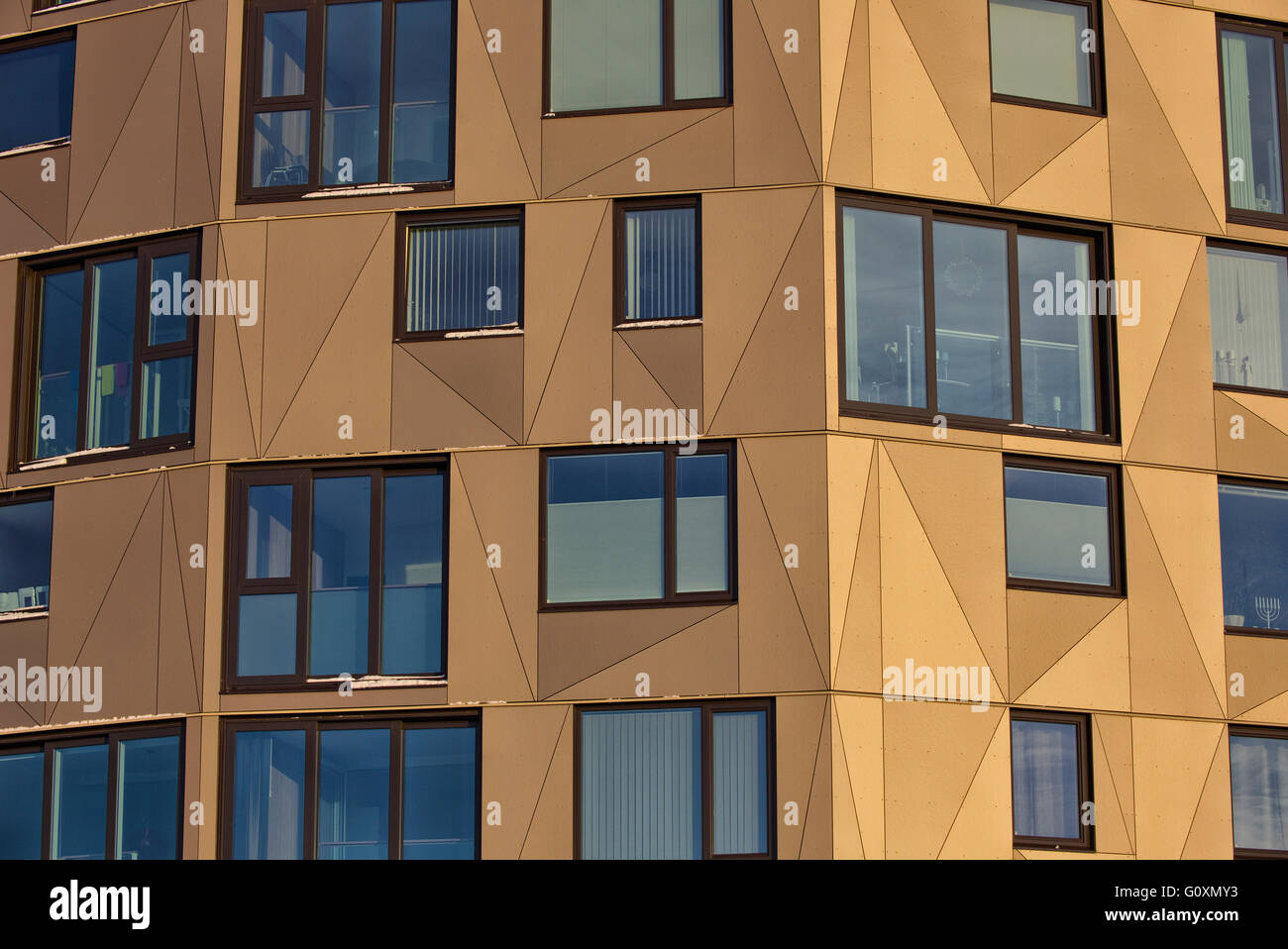 Hochhaus Wohngebäude mit unregelmäßig geformt und große Fenster. Tre Taarn. Sandnes, Norwegen Stockfoto