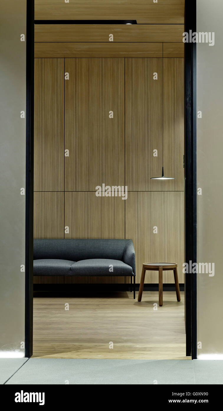 La Caixa, Barcelona, Spanien. Eingeschränkte Sicht auf eine graue moderne Couch durch Tür. Stockfoto