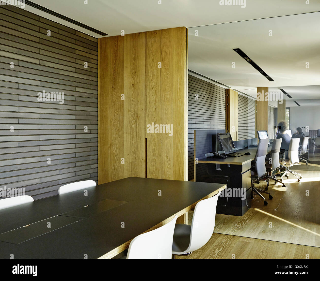 Moderne Büro mit langen Tischen und Holzfußböden. Stockfoto