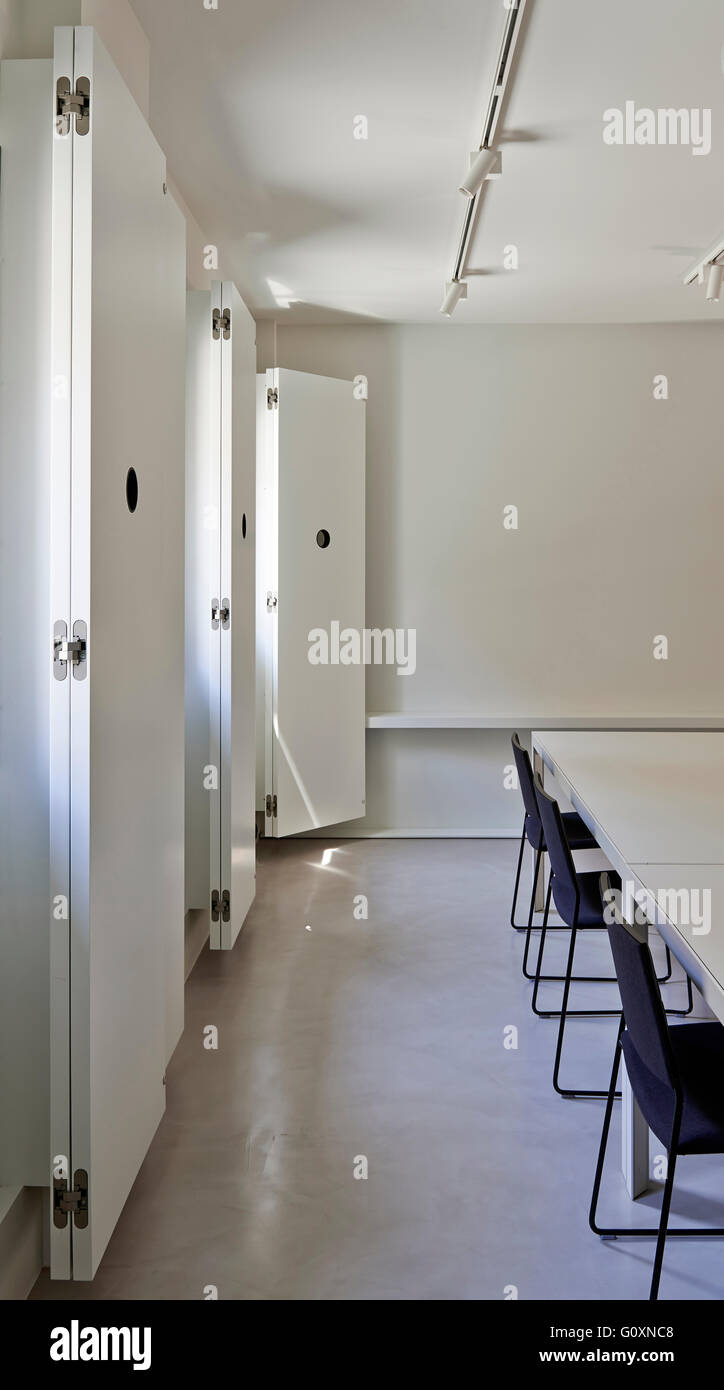 Teilansicht des Zimmer mit weißen Türen und Tisch und Stuhl. Stockfoto
