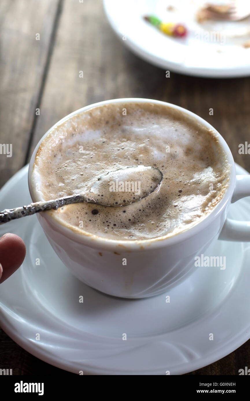 Cappuccino Tasse auf Holztisch Stockfoto