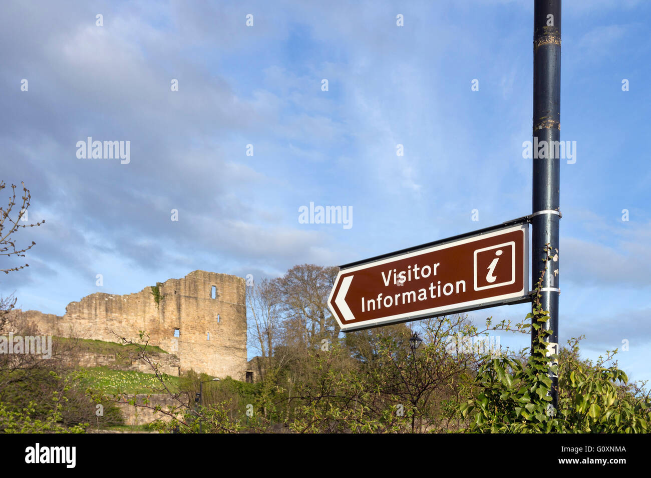 Besucher-Hinweisschild mit den Ruinen der Barnard Schloß im Hintergrund, Teesdale County Durham UK Stockfoto