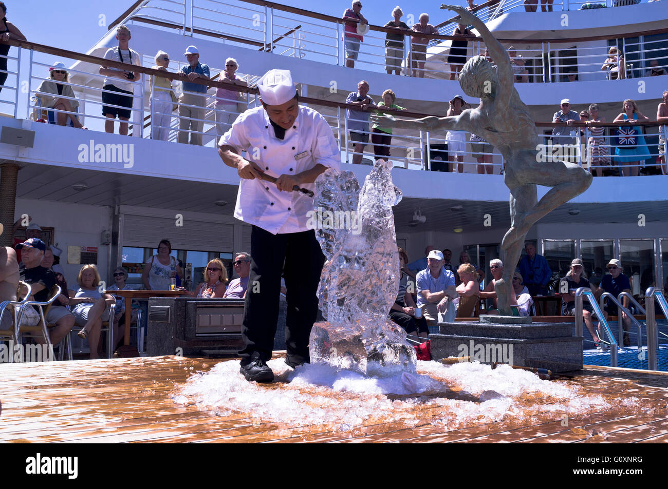 dh Chef Sculpturing ICE CRUISING TRAVEL Passagiere beobachten Eisplastik Mann Schiff draußen an Bord Stockfoto