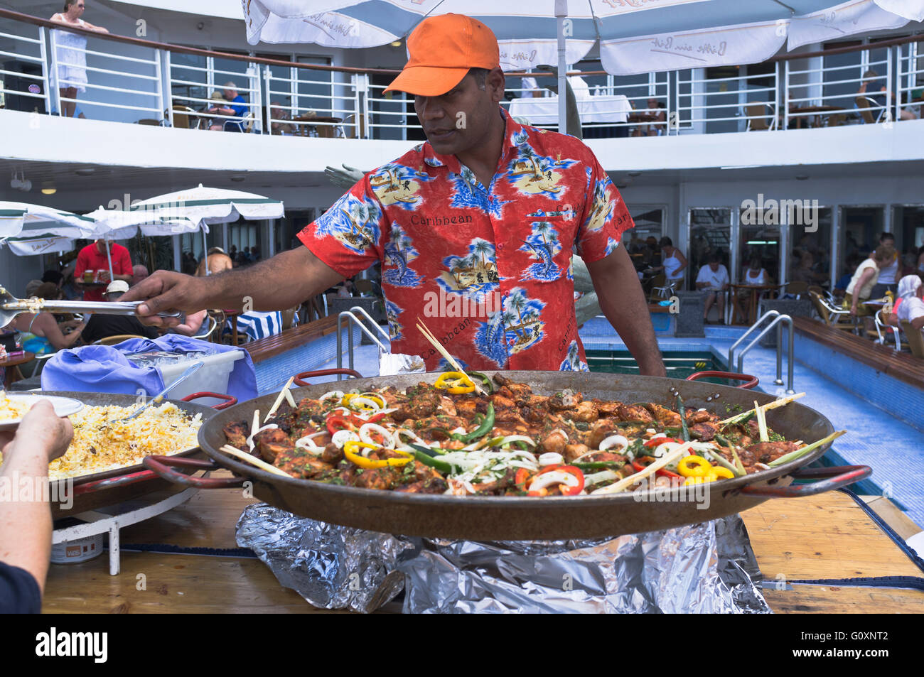 dh CVM Marco Polo Cruise Liner KREUZFAHRT REISE Chef Kellner Serviert Essen Kreuzfahrtschiffe Buffet an Bord Service Schiff Mahlzeit auf Board Deck Essensurlaub Stockfoto