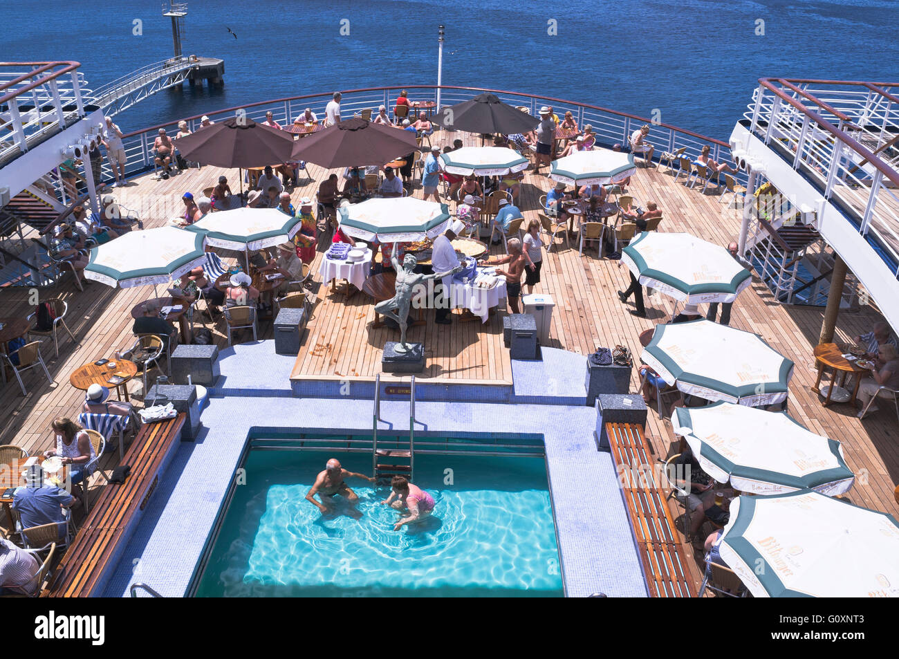 Dh-CMV-Marco Polo Kreuzfahrt KREUZFAHRT REISEN Deck Passagiere pool Buffet an Bord Stockfoto