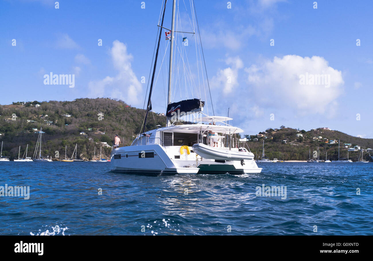 dh Bequia Island Admiralty Bay ST VINCENT GRENADINE KARIBISCHE INSELN Katamaran karibik Yacht Ankunft Boot Kreuzfahrt Annäherung windwärts Segelboot Stockfoto
