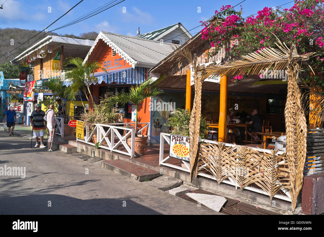 Dh Bequia island St. Vincent Karibik Caribbean Beach Bar und Touristen Port Elizabeth Grenadinen Stockfoto