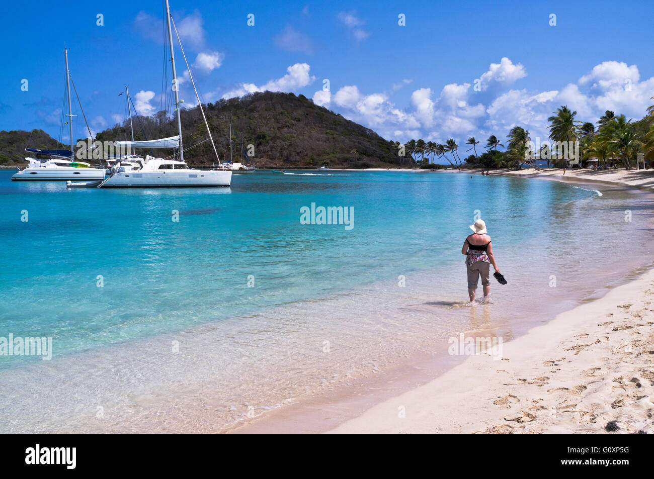 dh Mayreau Insel ST VINCENT KARIBIK Frau Tourist Saltwhistle Bay Yachten Grenadinen Urlaub saint Salt Whistle Strand Stockfoto