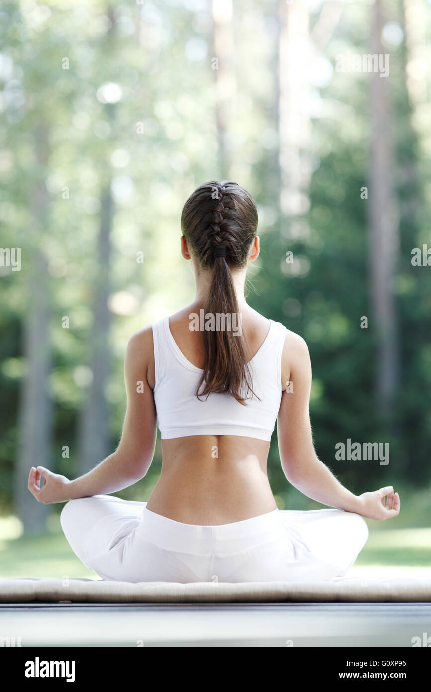 Hübsche junge Frau, die Yoga Übung im park Stockfoto
