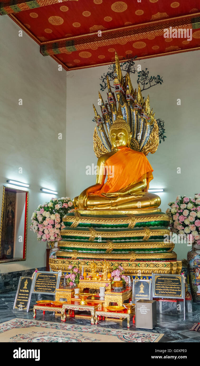 Altar mit goldenen Buddha. Blick in ein buddhistisches Gebet Raum. Buddha mit Nagas um den Kopf. Stockfoto