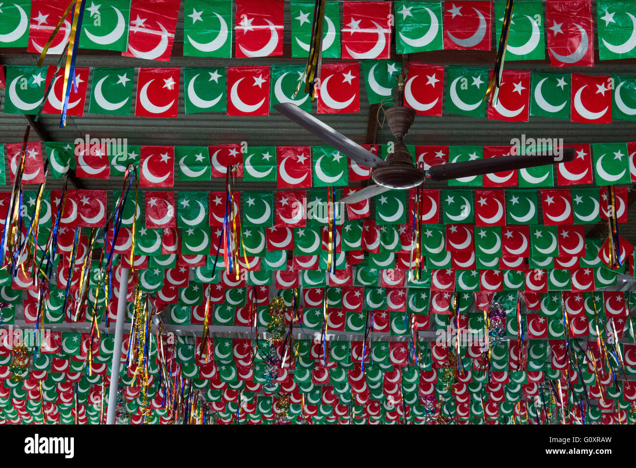 Hussain Tekri, muslimische Flaggen am Eingang des Heiligtums Stockfoto