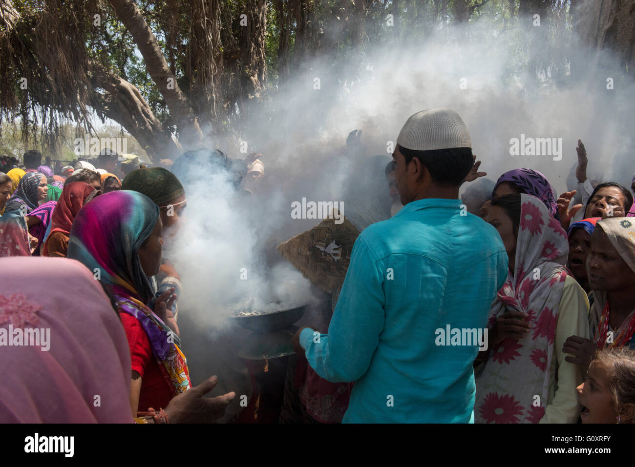 Hussain Tekri, Anbeter In Holy Smoke am Schrein Stockfoto